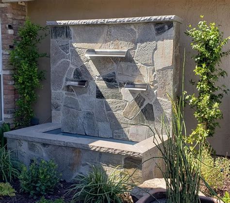Folsom Front Courtyard Water Feature Wall Classico Giardino