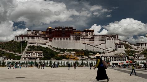 Tibet Tourism Boom Poses Risks To Regions Environment And Historic