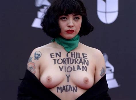 Mon Laferte Protest En Topless Contra El Gobierno De Pi Era En Los