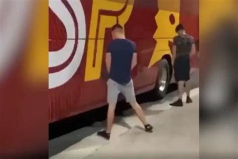 Οπαδοί κατούρησαν το λεωφορείο της Ρόμα πριν τον τελικό στα Τίρανα video e radio gr lifestyle