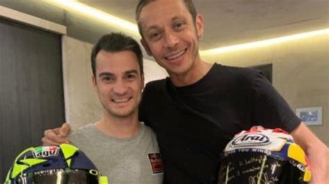 Dulu Lawan Kini Teman Valentino Rossi Bertukar Helm Dengan Dani Pedrosa