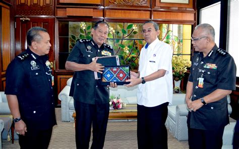 Terengganu telah menjalin hubungan persahabatan dengan siam. Pejabat Setiausaha Kerajaan Terengganu (Bahagian Khidmat ...