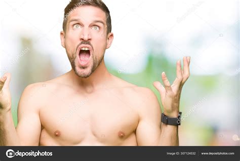 Hombre Guapo Sin Camisa Mostrando Pecho Desnudo Loco Loco Gritando fotografía de stock