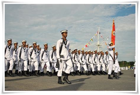 Kapal tentara laut malaysia sempat menurunkan 2 buah sekoci dari jarak 3 mil dari suar karang unanrang. Luahan Qaseh Qie HatiQue: Tentera Laut Diraja Malaysia