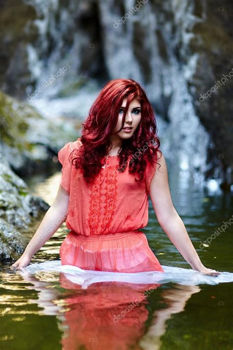 sexy rotschopf steht im wasser — stockfoto © xalanx 31931625