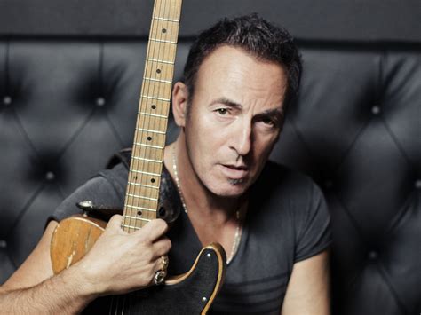 Bruce springsteen was born september 23, 1949 in freehold, new jersey and is an american singer, songwriter and musician who is both a solo artist and the leader of the e street band. Bruce Springsteen - laut.de - Band