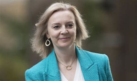 Liz Truss toasts benefits of Aussie trade deal as cheaper wine to hit