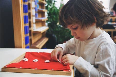 No es prudente que un niño se quede solo de noche hasta los once o doce años. Dressing Frames - Baan Dek