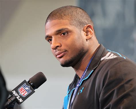 michael sam becomes first openly gay player drafted to nfl