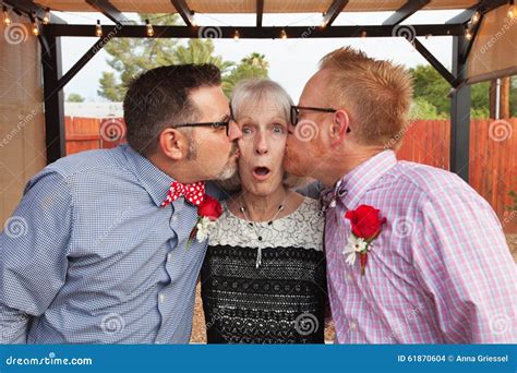 vrouw door twee mannen wordt gekust die stock foto image of paar oudste 61870604