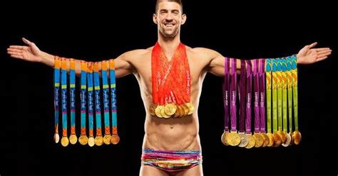 michael phelps a posé avec ses 8 kg de médailles olympiques le huffington post