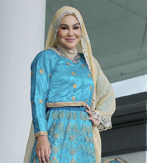 Umie aida menangis dedah kisah pertemuan dengan neelofa sebelum berpurdah berniqab. #Showbiz: 'Spending hours in my cell was depressing ...