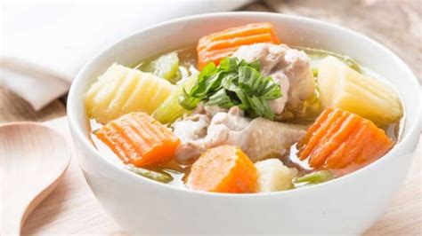 Rasa yang ringan dan nikmat dari resep sup bola kentang ceker ayam ini sangat pas untuk temani momen makan siang hari ini. Sop Ayam Kampung, Solusi ASI Lancar - kumparan.com