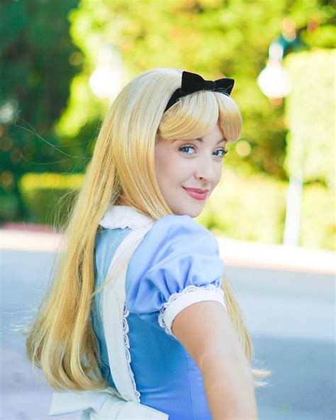 Pin By 13ath2 On アリス Alice Cosplay Disney Face Characters Alice In