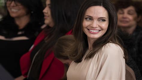 Angelina Jolie Israel Está Convirtiendo A Gaza En Una Fosa Común