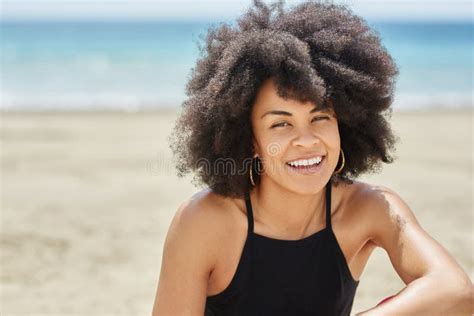 Femme Assez Afro américaine De Jeunes Sur Le Sourire De Plage Photo