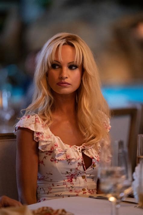 Así se transformó Lily James en Pamela Anderson para Pam Tommy Vogue
