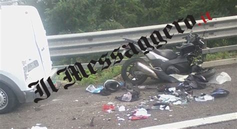 Un altro grave incidente sul grande raccordo anulare tra una moto e un'auto. Roma, incidente sul Raccordo: violento scontro tra moto e ...