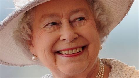 You Wont Believe Who Queen Elizabeth Gave An Award To
