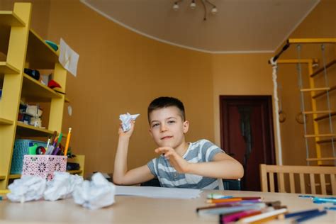 Un Niño En Edad Escolar Hace La Tarea En Casa Entrenando En La Escuela