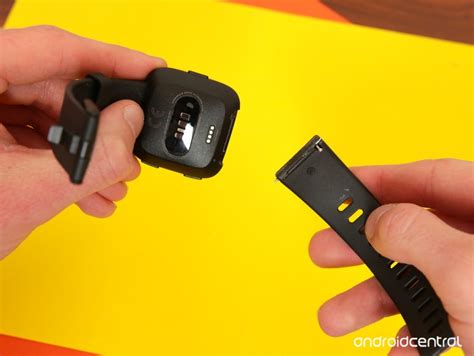Aloha everyone,today, we record a quick tutorial on switching out the bands on the fitbit versa also works for the latest versa 2 version. How to change Fitbit Versa and Versa 2 bands | Android Central