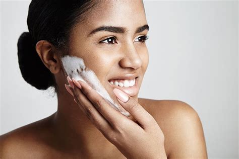 7 Mistakes Youre Making When Washing Your Face Missmalini