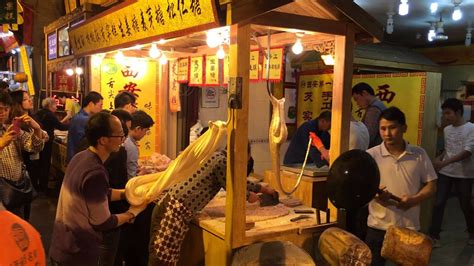Where To Eat In Xian China Night Markets Muslim Quarter Youtube