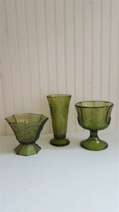 Vintage Green Vases Retro Green Glass Vase Set Of 3 Raised Etsy Green Vase Vintage Green