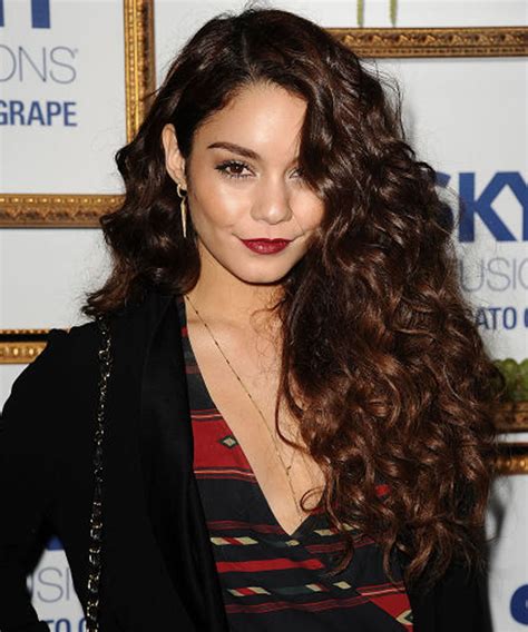 22 Glamorous Curly Hairstyles And Haircuts For Women