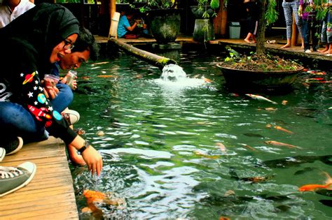 Pembeli tengah menyantap makanan di wartegan, ampera, jakarta selatan, senin, 26 juli 2021. Jepretan Photography: Backpacker ala Ransel : Ngeteng ke ...