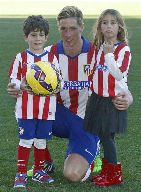 Torres Con Sus Hijos Atletico De Madrid Niño Torres Jugador De Futbol