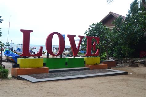 Pantai kelapa panyuran adalah tempat wisata di desa panyuran kecamatan palang kabupaten tuban yang dikelilingi pohon kelapa dan memiliki panorama yang indah. Outbound-Pantai-Kelapa-1 - 0812-4954-8615 Paket Wisata ...