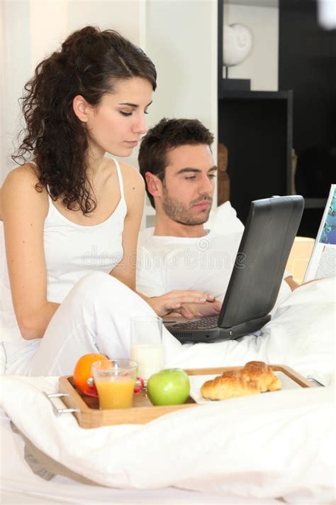 Zwei junge frauen, die in der natur wandern. Zwei Attraktive Frauen, Die Im Bett Etwas Trinken ...