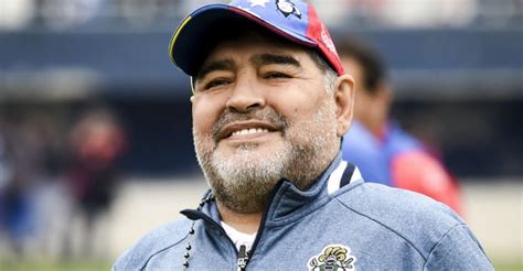Diego Maradona Completa 60 Anos Confira A Trajetória Do ídolo Do Futebol Argentino