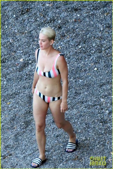 Katy Perry Wears A Striped Bikini At The Beach In Italy Photo 3925734