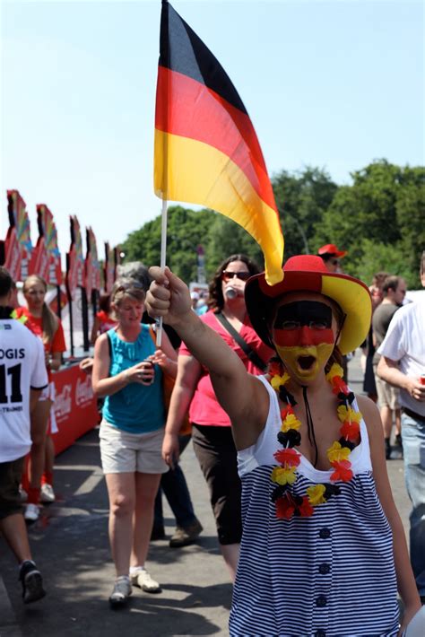 Deutschland, deutschland über alles, über alles in der welt, wenn es stets zu schutz und trutze brüderlich zusammen hält, von der maas bis an die memel, von der etsch bis an den little belt. LEBerlinese: Deutschland über Alles