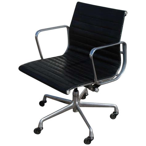 Eames Soft Pad Management Chair Model Ea434 At 1stdibs