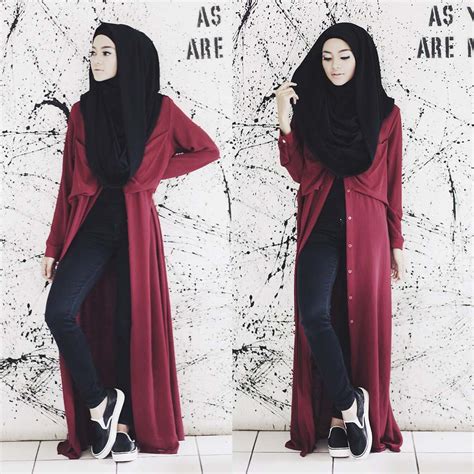 Baju casual kembar seperti jaket denim berikut juga bisa digunakan untuk foto prewedding indoor hijab, ya. Your SEO optimized title