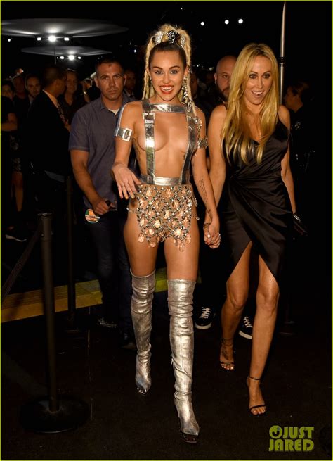 Miley Cyrus Wears Almost Nothing On Mtv Vmas 2015 Red Carpet Photo