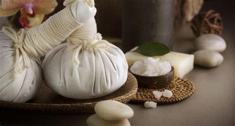 what is thai herbal poultice massage and benefits