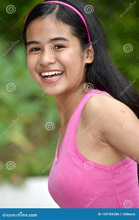 En Cute Filipina Girl Som Ler Arkivfoto Bild Av Sk Nhet Barn