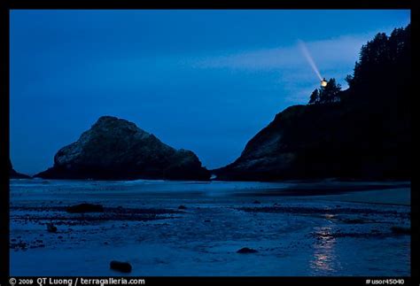 Picturephoto Heceta Head And Lighthouse Beam From Beach By Night