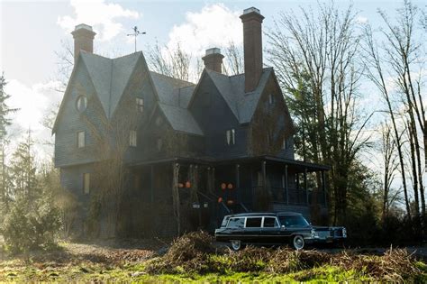Sabrina muss lernen, mit den zwei seiten ihres wesens, halb hexe und halb sterblicher mensch, zurechtzukommen. The New Sabrina Spellman Lives In A Perfectly Witchy Teen ...