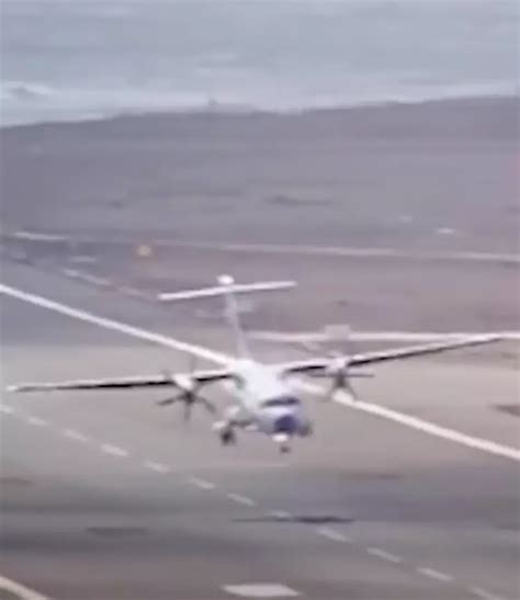 Terrifying Moment Plane Uncontrollably Bounces Whilst Landing