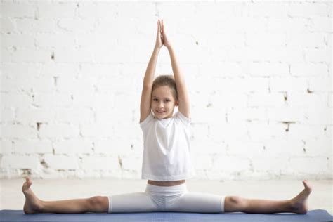 2000 Girls Doing Splits Stock Photos Pictures And Royalty Free Images