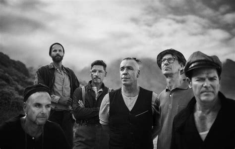 Landers (rhythm guitar, backing vocals), oliver ollie riedel (bass guitar), christoph doom schneider (drums and electronic percussion) and christian flake lorenz (keyboards). RECENZE: Rammstein se po deseti letech velkolepě vracejí ...