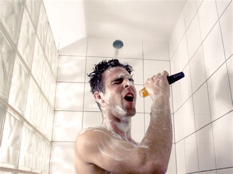 La mayoría de los españoles canta cuando se ducha aqua