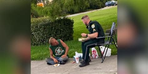 picture goes viral of columbia county sheriff s deputy eating lunch with a homeless man