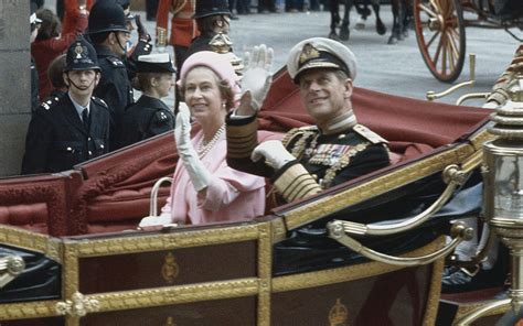 the queen and prince philip at the guildhall during her 1977 silver jubilee celebrations queen