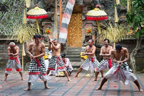 Ritual Tradicional Espectáculo De Danza Kris En Bali 2023